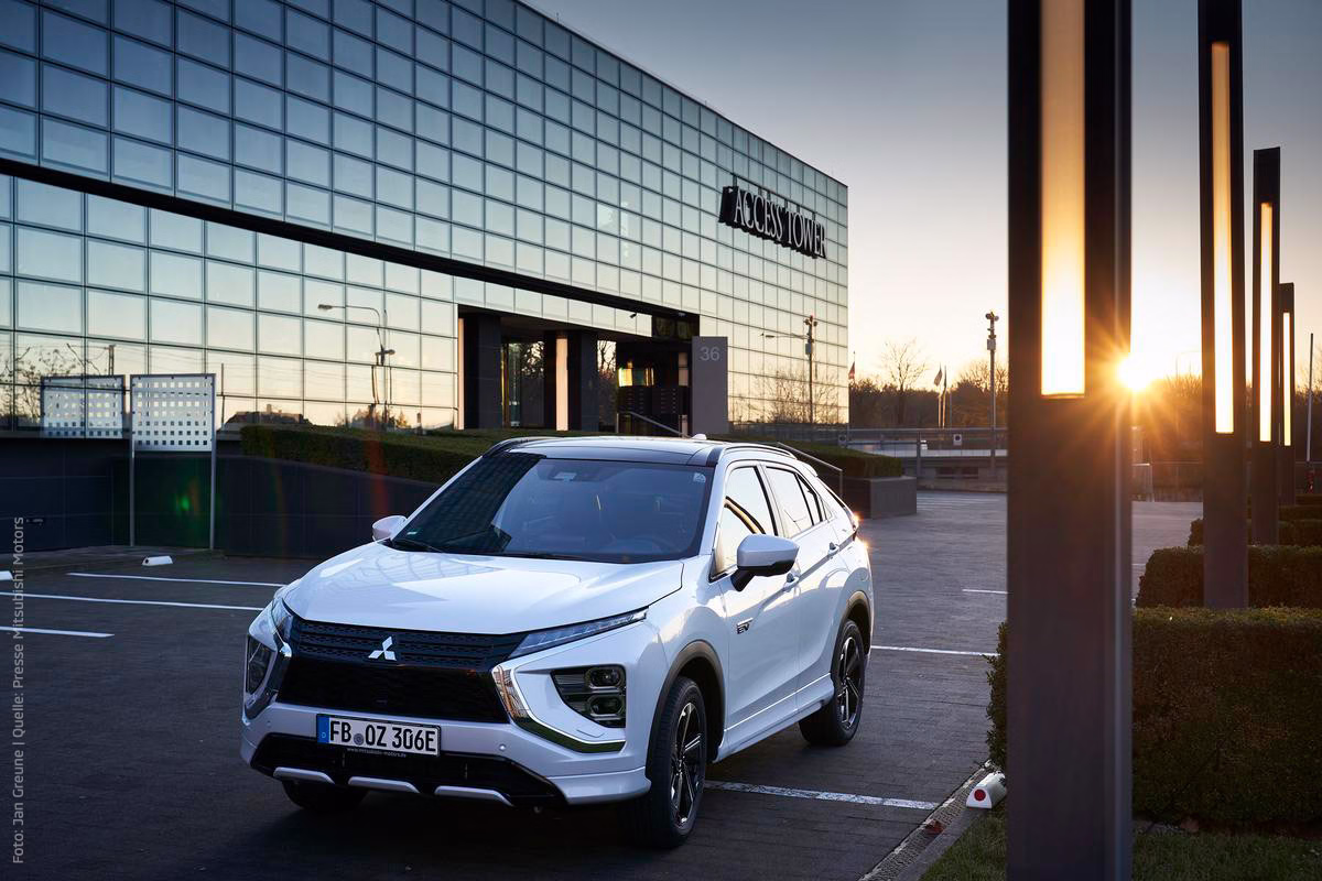 Mitsubishi Eclipse Cross Plug-in-Hybrid vor untergehender Sonne