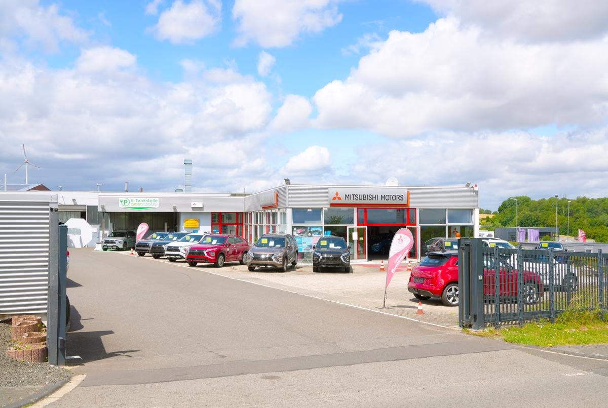 Außenansicht Autohaus Jörg Buschmann mit Toreinfahrt
