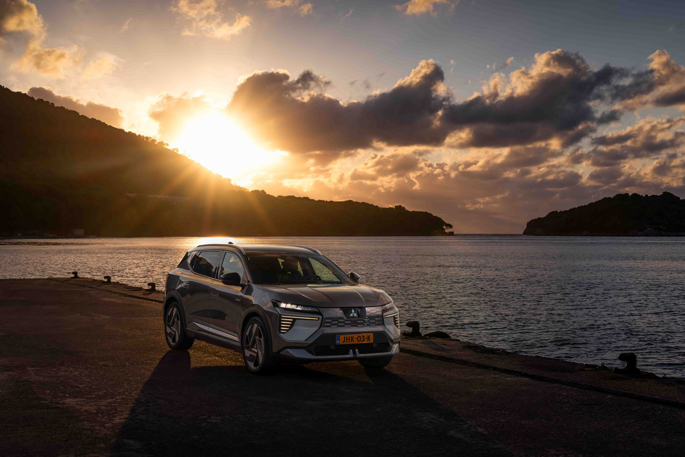 Eclipse Cross vollelektrisch vor Sonnenuntergang