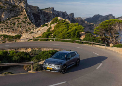 Eclipse Cross vollelektrisch auf Serpentinenstrasse