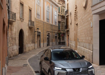 Eclipse Cross vollelektrisch in mediterraner Stadt