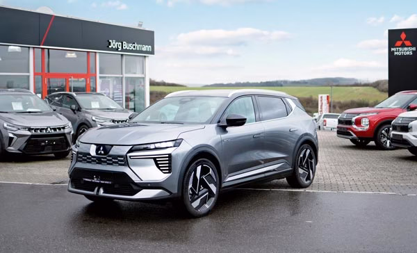 Eclipse Cross vollelektrisch auf dem Hof von Autohaus Jörg Buschmann Trierweiler