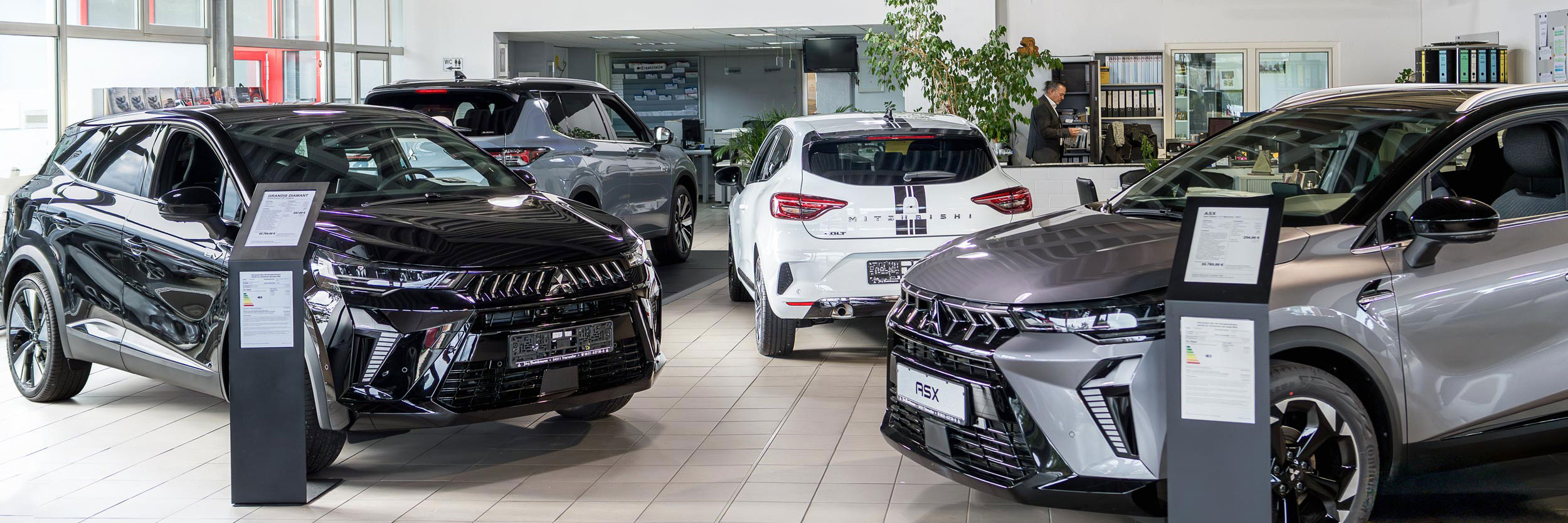 Showroom Autohaus Jörg Buschmann Ansicht vom Eingang - Mitsubishi Modelle