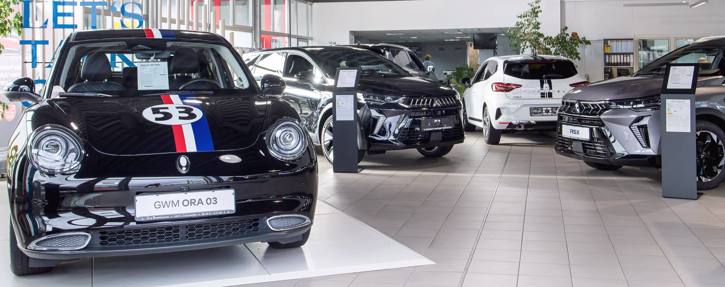 Showroom Autohaus Jörg Buschmann Ansicht vom Eingang - im Vordergrund GWM Ora 03 - mobile Ansicht