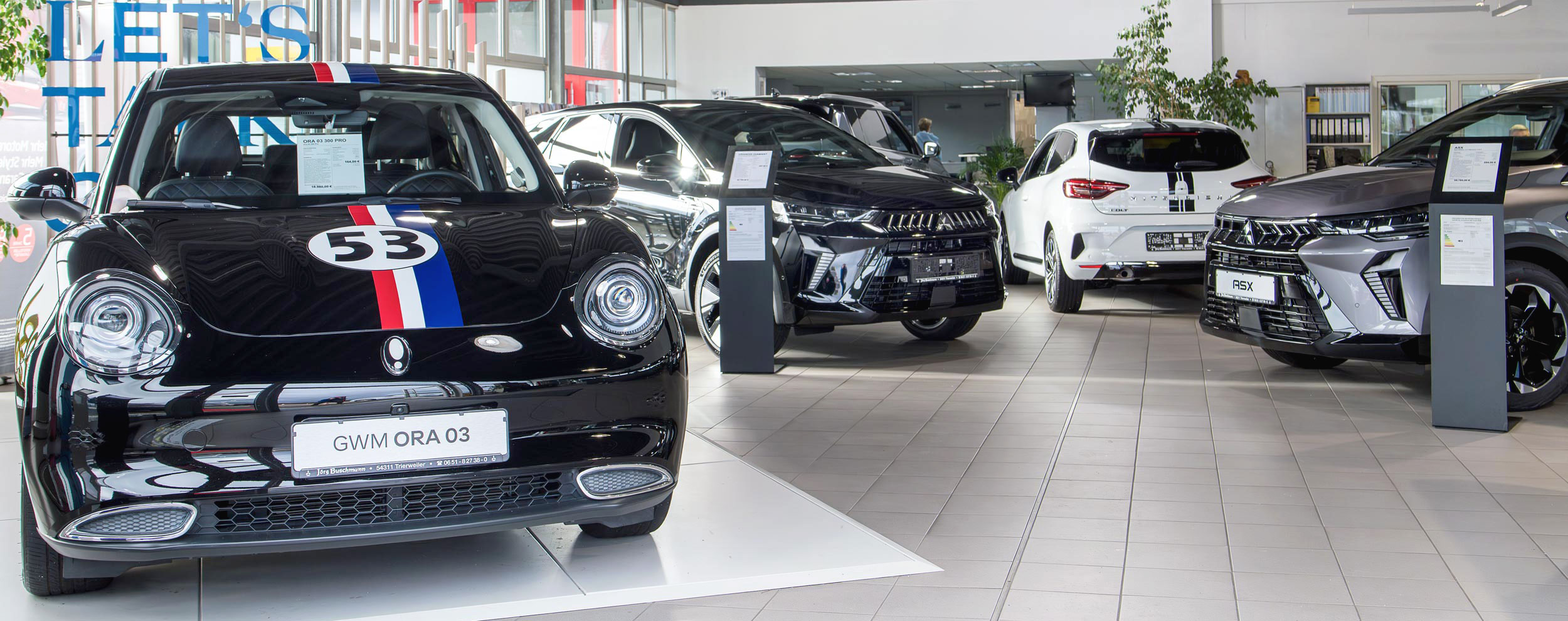 Showroom Autohaus Jörg Buschmann Ansicht vom Eingang - im Vordergrund GWM Ora 03 - mobile Ansicht