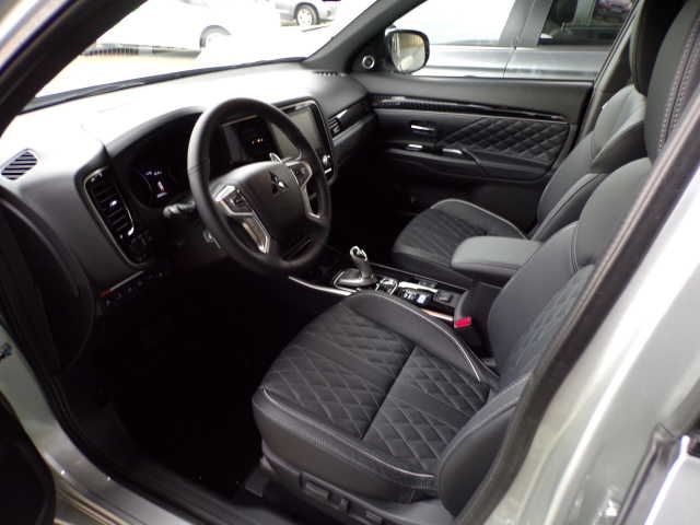 Fahrzeugabbildung Mitsubishi Outlander 2,4 PHEV Top, Klima,LED,NSW,SHZ,Navi